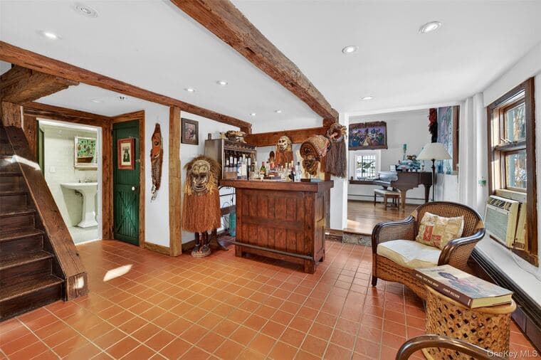 Living, post & beam